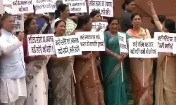 डिंपल यादव के अपमान पर एनडीए सांसदों का फूटा गुस्सा, संसद परिसर में मौलाना रशिदी के खिलाफ किया प्रदर्शन