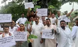 मध्य प्रदेश: कांग्रेस विधायकों का गिरगिट खिलौनों के साथ प्रदर्शन, ओबीसी आरक्षण पर सरकार को घेरा