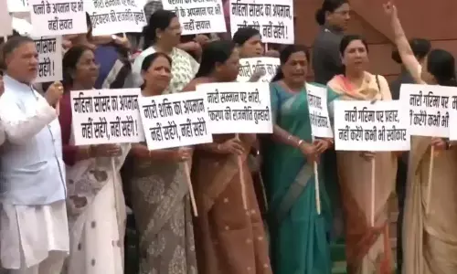 डिंपल यादव के अपमान पर एनडीए सांसदों का फूटा गुस्सा, संसद परिसर में मौलाना रशिदी के खिलाफ किया प्रदर्शन