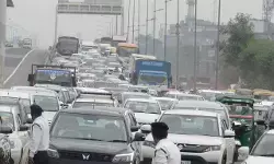 दिल्ली-एनसीआर : भारी बारिश से जनजीवन अस्त-व्यस्त, ट्रैफिक जाम से लोग परेशान दिल्ली-एनसीआर : भारी बारिश से जनजीवन अस्त-व्यस्त, ट्रैफिक जाम से लोग परेशान