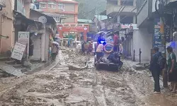 हिमाचल प्रदेश : मंडी में बारिश का कहर, तीन की मौत, मलबे की चपेट में आए कई वाहन