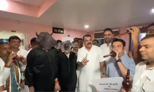 पुलिस पर अत्याचार का आरोप लगाते हुए कांग्रेस विधायकों का बहिर्गमन