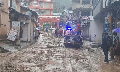 हिमाचल प्रदेश : मंडी में बारिश का कहर, तीन की मौत, मलबे की चपेट में आए कई वाहन