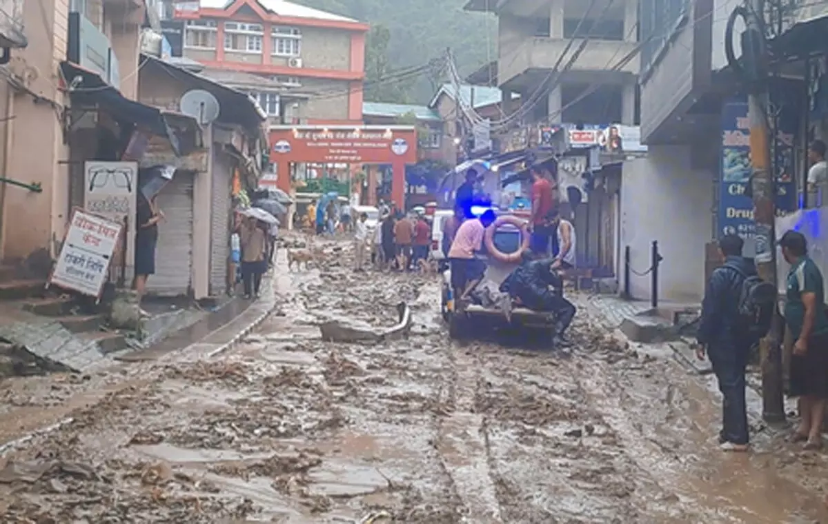 हिमाचल प्रदेश : मंडी में बारिश का कहर, तीन की मौत, मलबे की चपेट में आए कई वाहन