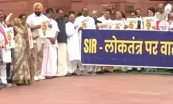 बिहार में एसआईआर के खिलाफ इंडिया गठबंधन का संसद परिसर में प्रदर्शन