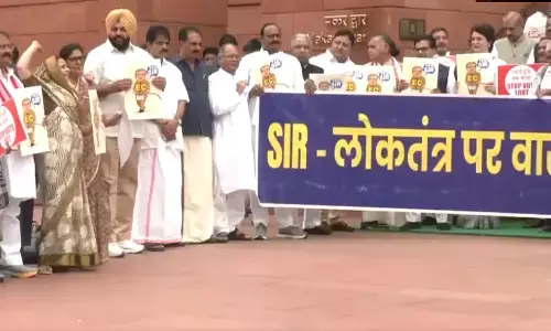 बिहार में एसआईआर के खिलाफ इंडिया गठबंधन का संसद परिसर में प्रदर्शन बिहार में एसआईआर के खिलाफ इंडिया गठबंधन का संसद परिसर में प्रदर्शन