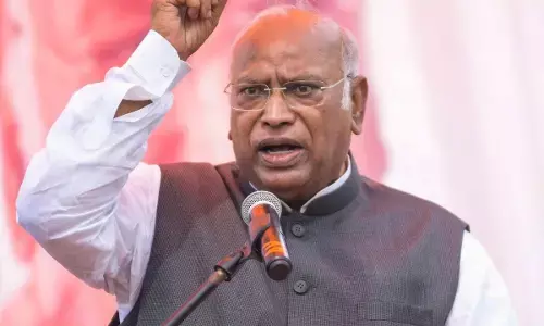 खड़गे ने मोदी पर बोला हमला, कहा - पीएम में इतनी हिम्मत नहीं है कि वे ट्रंप को झूठा कह सकें