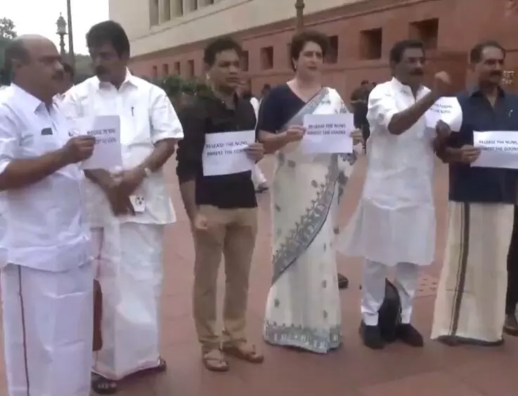 केरल की दो ननों और छत्तीसगढ़ में आदिवासी व्यक्ति की गिरफ्तारी के खिलाफ विपक्षी सांसदों का प्रदर्शन