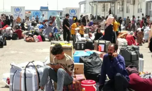 पाकिस्तान और ईरान की जेलों में कैद करीब 10 हजार अफगान नागरिक रिहा होकर स्वदेश लौटे पाकिस्तान और ईरान की जेलों में कैद करीब 10 हजार अफगान नागरिक रिहा होकर स्वदेश लौटे