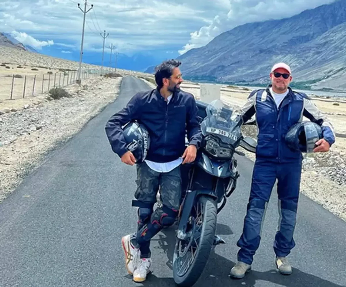 सियाचिन बेस कैंप गए नकुल मेहता, कहा- वहां की जिंदगी के बारे में लिखते हुए रोंगटे खड़े हो रहे हैं सियाचिन बेस कैंप गए नकुल मेहता, कहा- वहां की जिंदगी के बारे में लिखते हुए रोंगटे खड़े हो रहे हैं