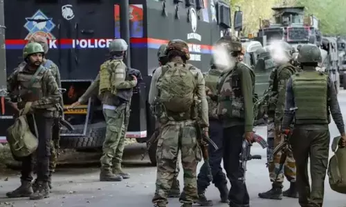 जम्मू-कश्मीर के कुलगाम में पिछले तीन दिनों से मुठभेड़ जारी, अब तक मारे गए तीन आतंकी