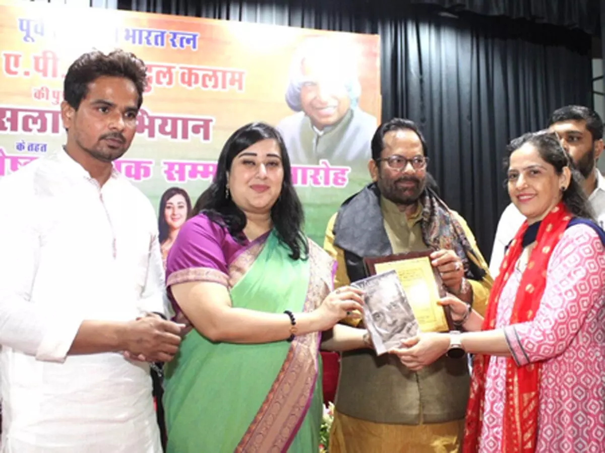 छात्र शिक्षा के साथ-साथ अपने हुनर को भी निखारें : बांसुरी स्वराज