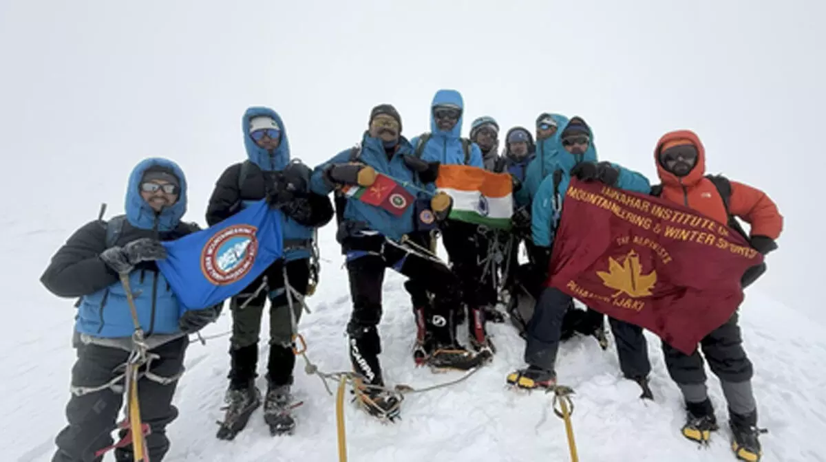 सेना के पर्वतारोहियों ने की पैंगोंग त्सो की सबसे ऊंची चोटियों पर चढ़ाई