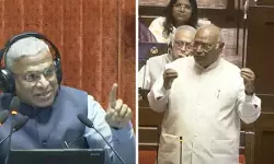 मानसून सत्र : मल्लिकार्जुन खड़गे ने लगाया पुलिस और मिलिट्री बुलाकर हाउस चलाने का आरोप मानसून सत्र : मल्लिकार्जुन खड़गे ने लगाया पुलिस और मिलिट्री बुलाकर हाउस चलाने का आरोप