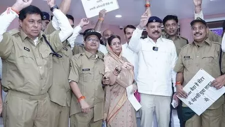 मध्य प्रदेश में कांग्रेस विधायकों का पुलिस की वर्दी पहनकर प्रदर्शन