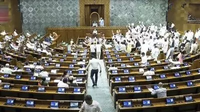 लोकसभा में हंगामे के कारण सदन की कार्यवाही दिनभर के लिए स्थगित लोकसभा में हंगामे के कारण सदन की कार्यवाही दिनभर के लिए स्थगित