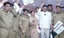 मध्य प्रदेश में कांग्रेस विधायकों का पुलिस की वर्दी पहनकर प्रदर्शन मध्य प्रदेश में कांग्रेस विधायकों का पुलिस की वर्दी पहनकर प्रदर्शन