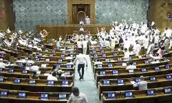 लोकसभा में हंगामे के कारण सदन की कार्यवाही दिनभर के लिए स्थगित लोकसभा में हंगामे के कारण सदन की कार्यवाही दिनभर के लिए स्थगित