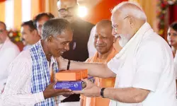 वाराणसी में पीएम मोदी का स्वागत करने पहुंचे थे काशी के दुकानदार, कहा- बहुत खास था वह पल वाराणसी में पीएम मोदी का स्वागत करने पहुंचे थे काशी के दुकानदार, कहा- बहुत खास था वह पल