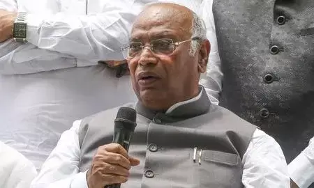 खड़गे ने राज्यसभा के उपसभापति को लिखा पत्र, मतदाता सूची के विशेष गहन पुनरीक्षण पर चर्चा की मांग की खड़गे ने राज्यसभा के उपसभापति को लिखा पत्र, मतदाता सूची के विशेष गहन पुनरीक्षण पर चर्चा की मांग की