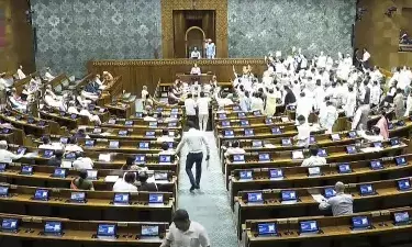 लोकसभा में हंगामे के कारण सदन की कार्यवाही दिनभर के लिए स्थगित लोकसभा में हंगामे के कारण सदन की कार्यवाही दिनभर के लिए स्थगित