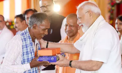 वाराणसी में पीएम मोदी का स्वागत करने पहुंचे थे काशी के दुकानदार, कहा- बहुत खास था वह पल वाराणसी में पीएम मोदी का स्वागत करने पहुंचे थे काशी के दुकानदार, कहा- बहुत खास था वह पल