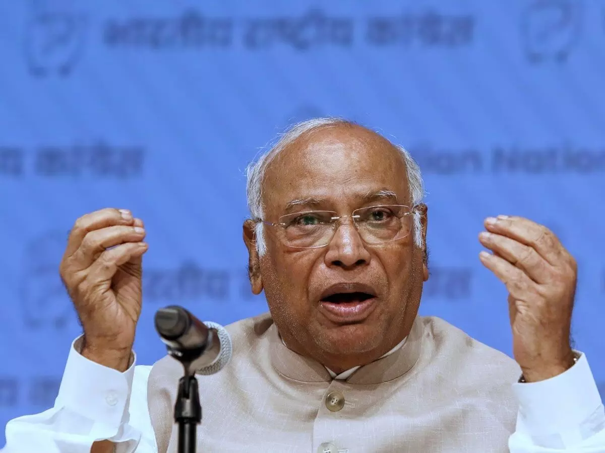 खरगे ने केंद्र पर बोला हमला, कहा- मोदी सरकार को समझ नहीं आ रहा कि टैरिफ से कैसे निपटें खरगे ने केंद्र पर बोला हमला, कहा- मोदी सरकार को समझ नहीं आ रहा कि टैरिफ से कैसे निपटें