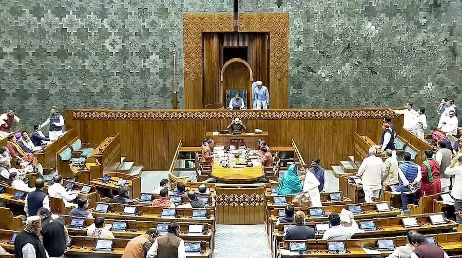 संसद में हंगामे के कारण राज्यसभा की कार्यवाही दो बजे तक स्थगित