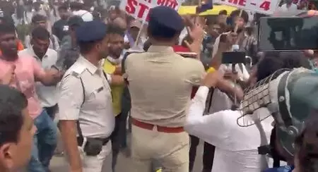 पटना की सड़कों पर एसटीईटी परीक्षा की मांग को लेकर उतरे छात्र, पुलिस ने भांजी लाठियां