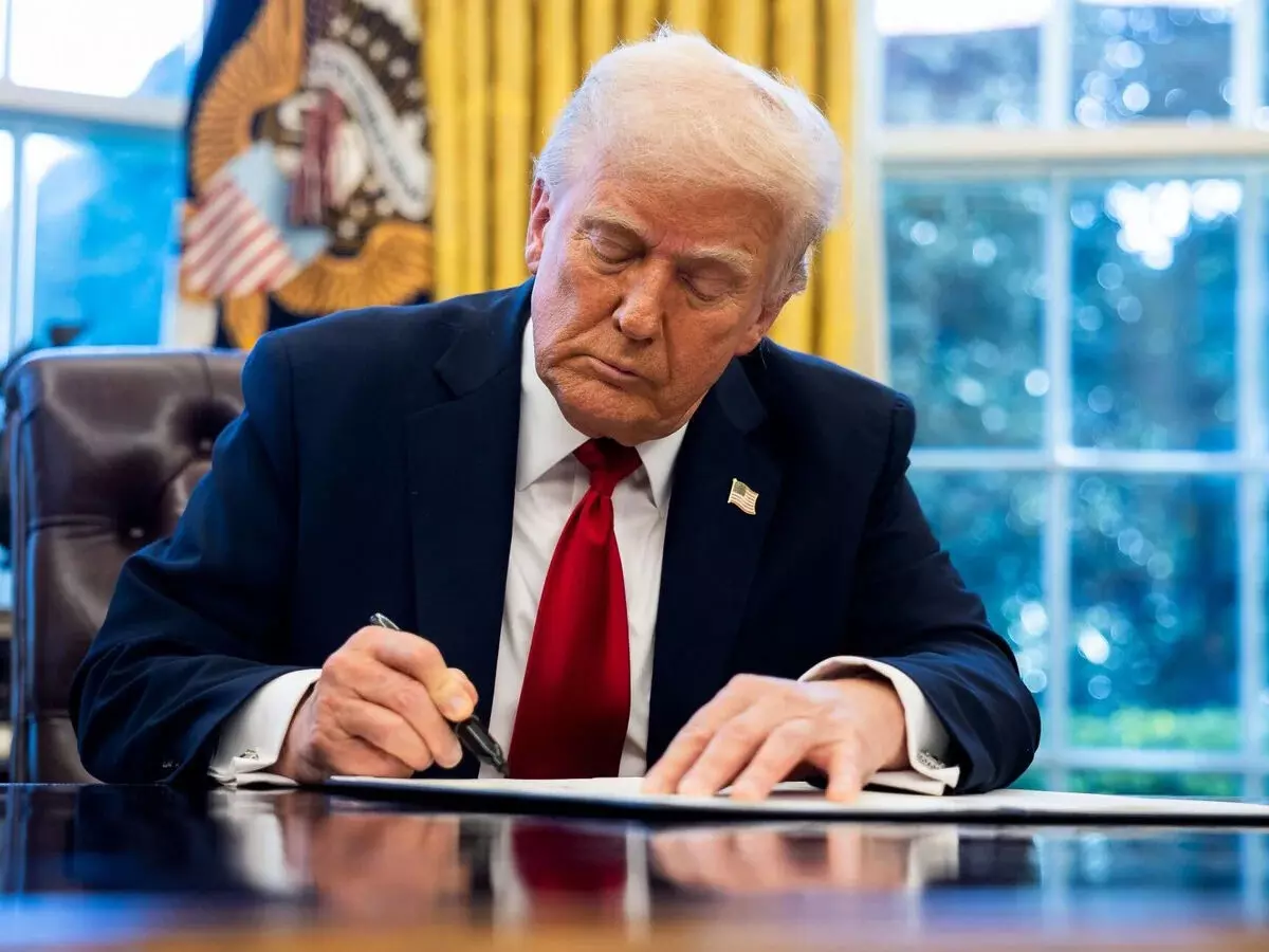 राष्ट्रपति डोनाल्ड ट्रंप ने भारत पर शुल्क 50 फीसदी तक बढ़ाया : क्या होगा इस आदेश का असर राष्ट्रपति डोनाल्ड ट्रंप ने भारत पर शुल्क 50 फीसदी तक बढ़ाया : क्या होगा इस आदेश का असर