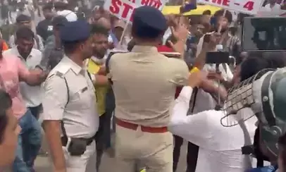 पटना की सड़कों पर एसटीईटी परीक्षा की मांग को लेकर उतरे छात्र, पुलिस ने भांजी लाठियां