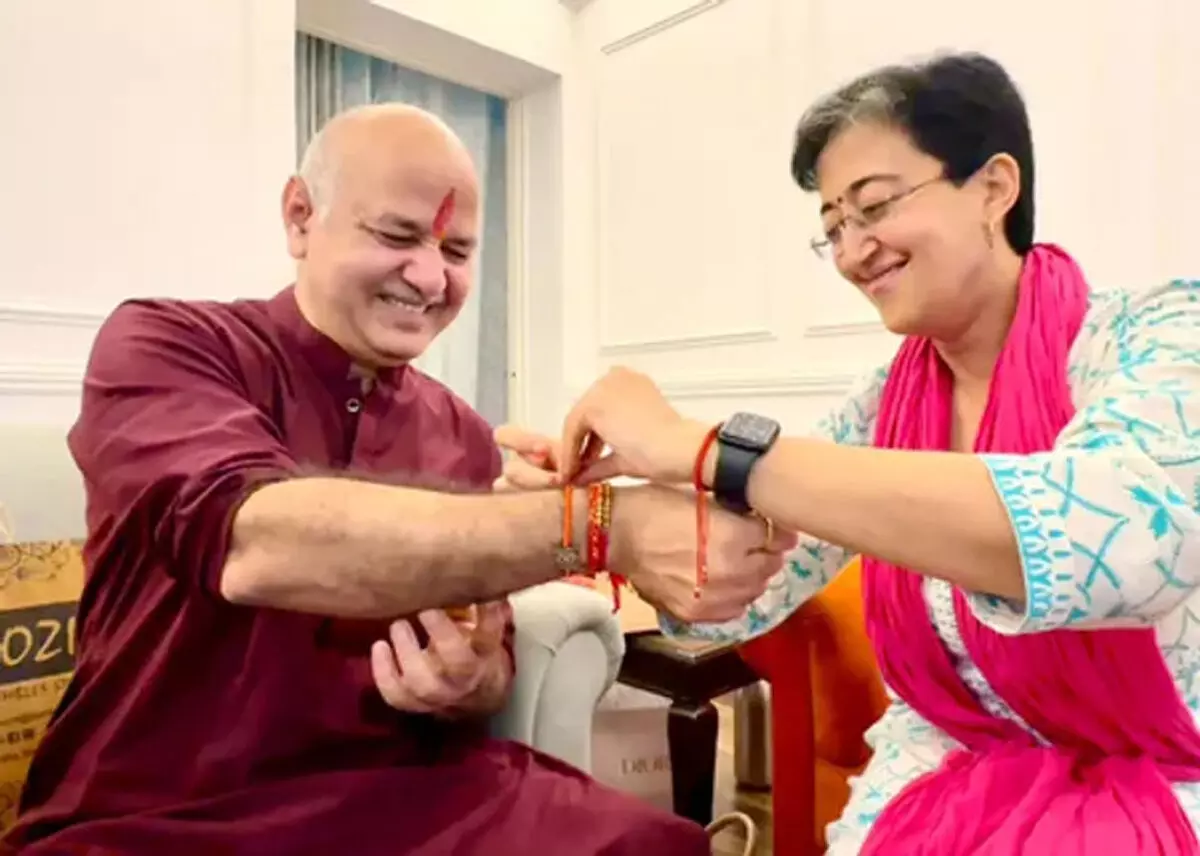 नेताओं ने मनाया रक्षाबंधन का पर्व, कलाई में बंधवाई राखी नेताओं ने मनाया रक्षाबंधन का पर्व, कलाई में बंधवाई राखी