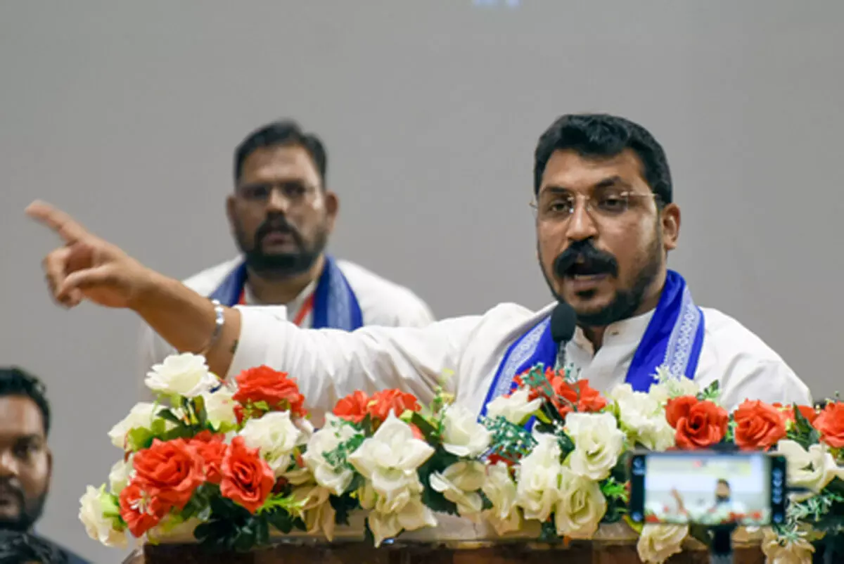 सांसद चंद्रशेखर ने गयासुद्दीन हैदर कैनाल पर बसी बस्ती को उजाड़ने का आरोप लगाया