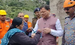 उत्तराखंड के धराली में महिला ने सीएम धामी को साड़ी फाड़कर बांधी राखी, भावुक हुआ माहौल