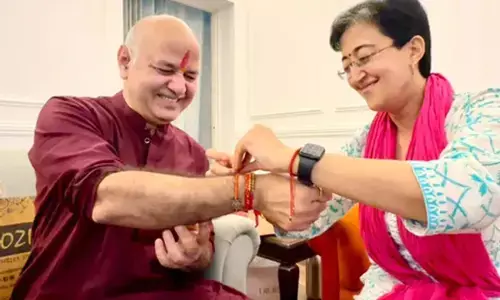 नेताओं ने मनाया रक्षाबंधन का पर्व, कलाई में बंधवाई राखी