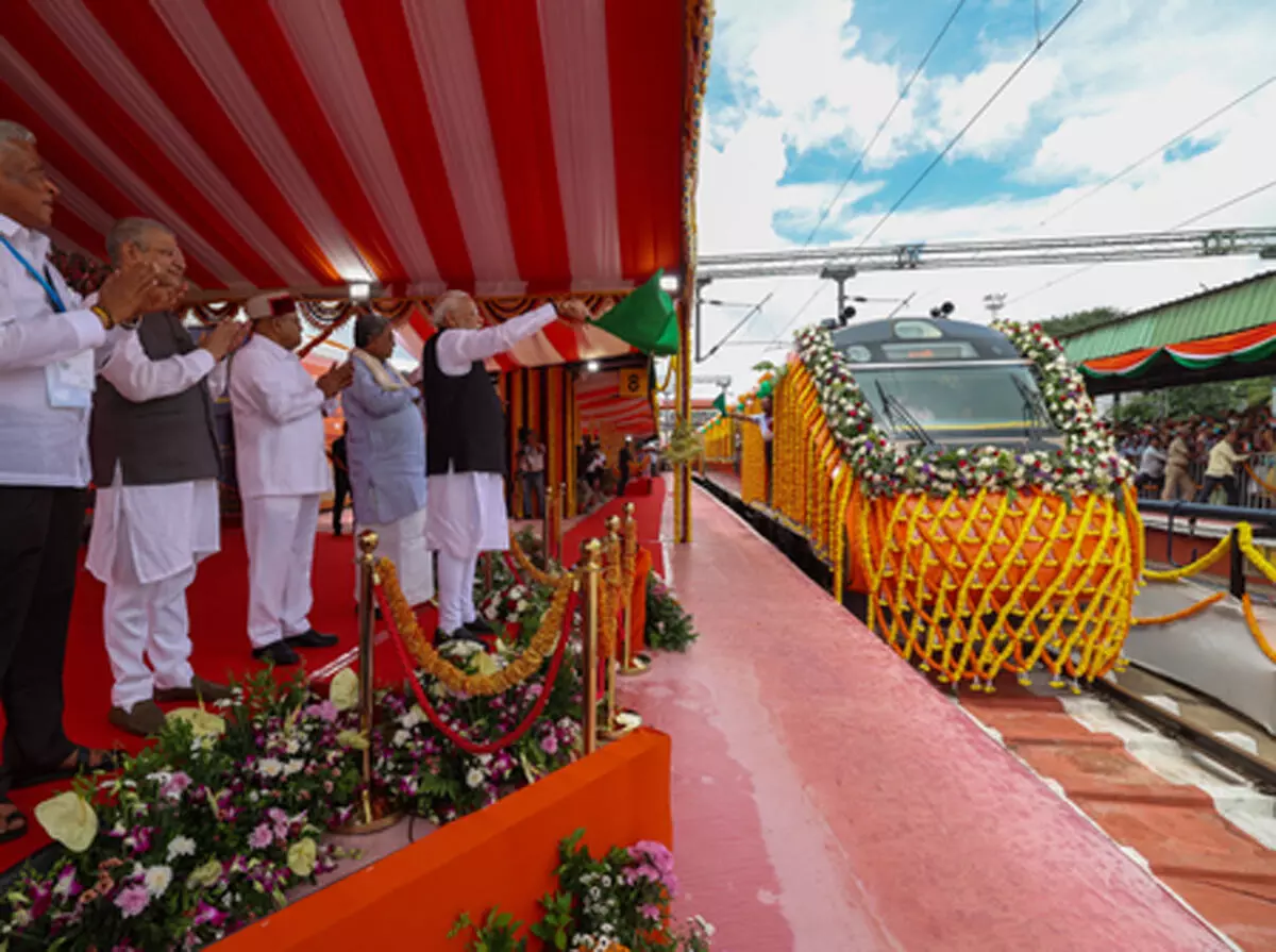 वंदे भारत ट्रेन से पर्यटन, वाणिज्य और कनेक्टिविटी को बढ़ावा मिलेगा : पीएम मोदी