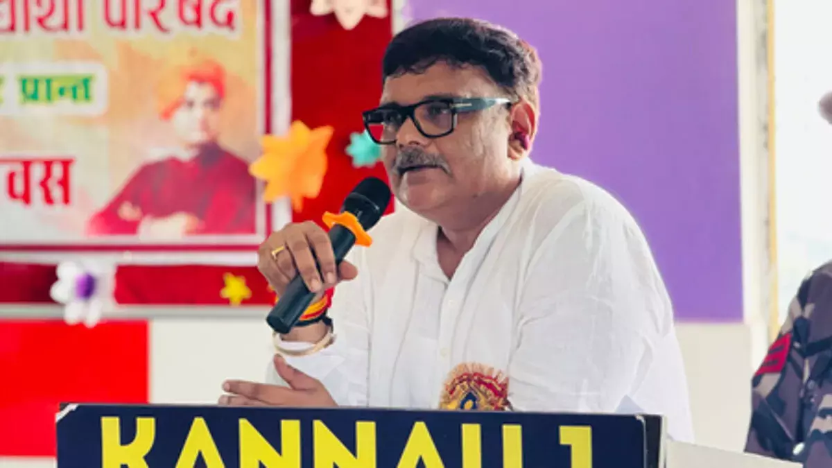 सुब्रत पाठक का सपा पर हमला, कहा- अखिलेश सरकार में गुंडागर्दी के दम पर सांसद बनी थीं डिंपल