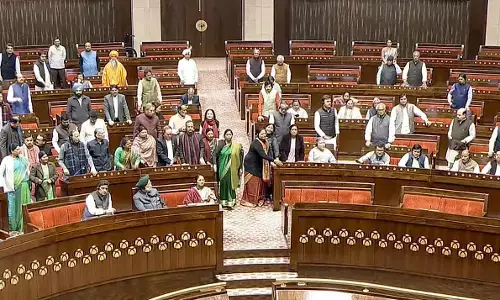 हंगामे के कारण संसद के दोनों सदनों राज्यसभा और लोकसभा की कार्यवाही स्थगित