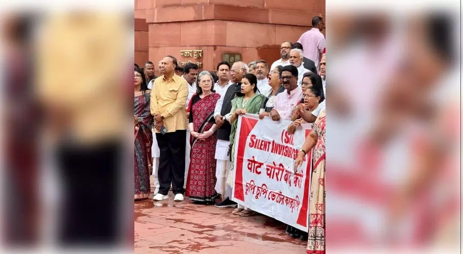 चुनावों में कथित धांधली, वोट चोरी और एसआईआर प्रक्रिया पर विपक्ष ने संसद के बाहर किया विरोध प्रदर्शन