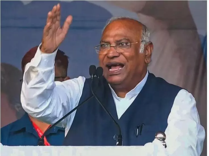 ‘वोट चोर गद्दी छोड़’, खरगे ने पीएम मोदी का नाम लिये बिना उन पर किया तीखा हमला