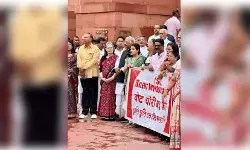 चुनावों में कथित धांधली, वोट चोरी और एसआईआर प्रक्रिया पर विपक्ष ने संसद के बाहर किया विरोध प्रदर्शन चुनावों में कथित धांधली, वोट चोरी और एसआईआर प्रक्रिया पर विपक्ष ने संसद के बाहर किया विरोध प्रदर्शन