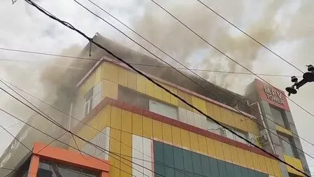 नोएडा : सेक्टर-10 में फर्नीचर गोदाम में लगी भीषण आग, फायर विभाग की टीम मौके पर मौजूद