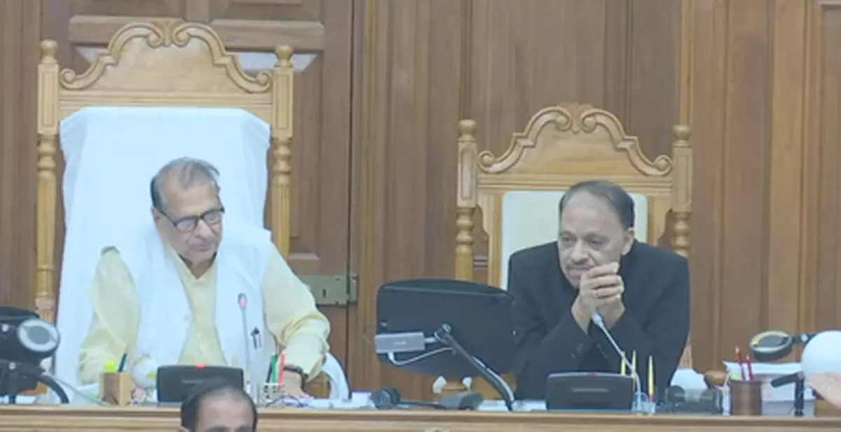 यूपी विधान परिषद में सपा ने स्वास्थ्य मुद्दे को लेकर योगी सरकार को घेरा, मंत्री ने दिया जवाब यूपी विधान परिषद में सपा ने स्वास्थ्य मुद्दे को लेकर योगी सरकार को घेरा, मंत्री ने दिया जवाब