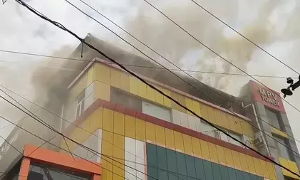 नोएडा : सेक्टर-10 में फर्नीचर गोदाम में लगी भीषण आग, फायर विभाग की टीम मौके पर मौजूद