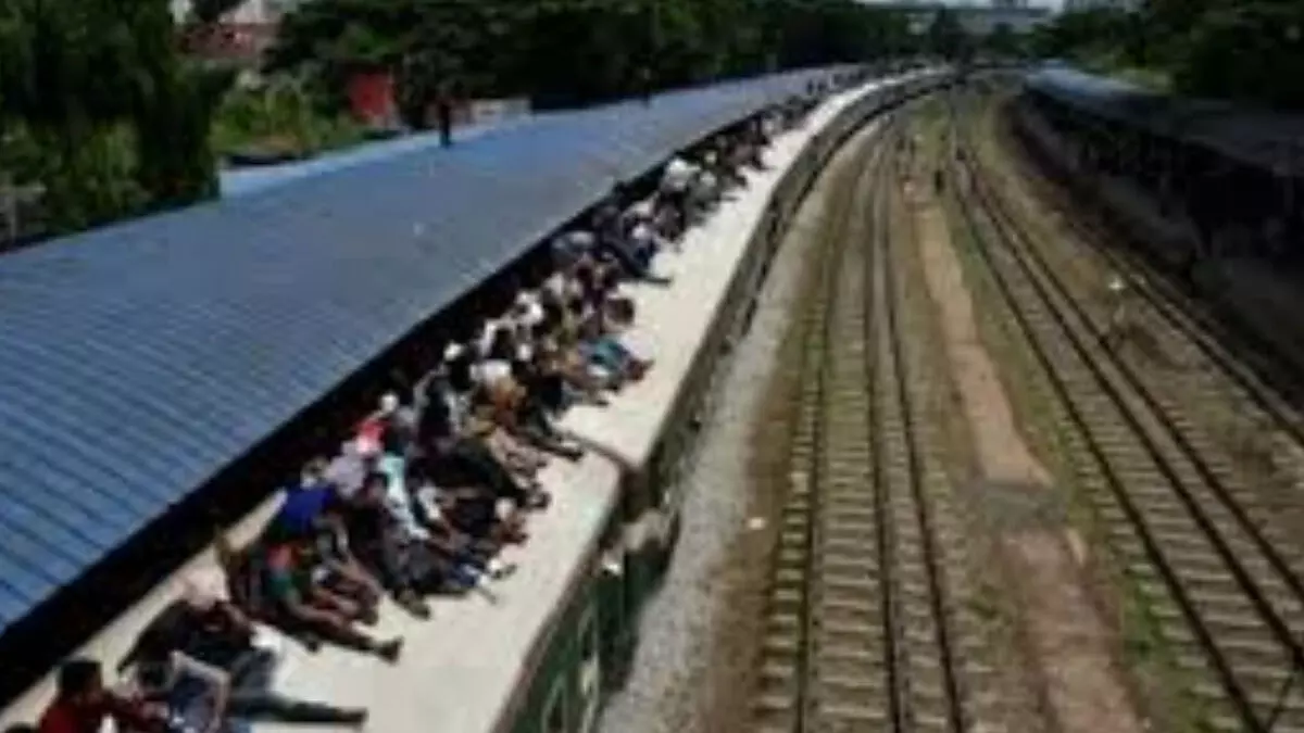 बांग्लादेश में स्थायी कैंपस की मांग को लेकर छात्रों का प्रदर्शन, आठ ट्रेनें फंसी