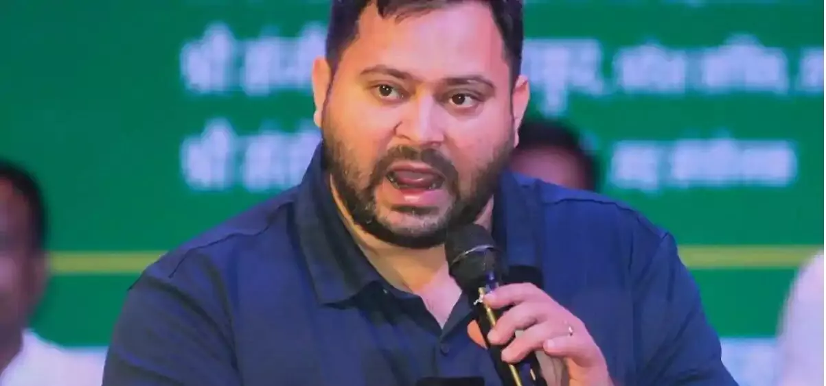 तेजस्वी ने चुनावी फर्जीवाड़े का किया खुलासा, बताया-जेडीयू एमएलसी दिनेश सिंह के पास हैं दो वोटर आईडी