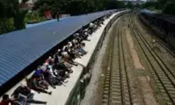 बांग्लादेश में स्थायी कैंपस की मांग को लेकर छात्रों का प्रदर्शन, आठ ट्रेनें फंसी