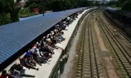 बांग्लादेश में स्थायी कैंपस की मांग को लेकर छात्रों का प्रदर्शन, आठ ट्रेनें फंसी बांग्लादेश में स्थायी कैंपस की मांग को लेकर छात्रों का प्रदर्शन, आठ ट्रेनें फंसी