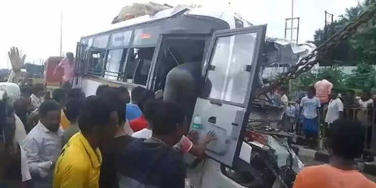 पश्चिम बंगाल: बर्धमान में दर्दनाक सड़क हादसे में 10 लोगों की हुई मौत, 35 लोग घायल