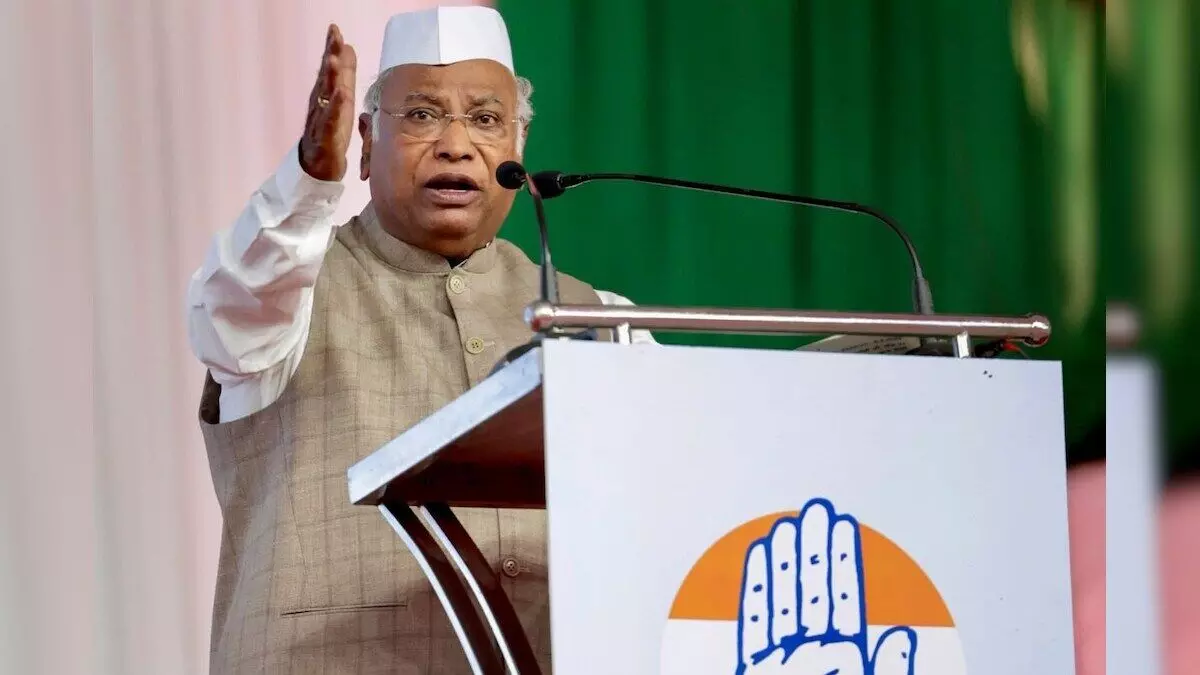 खड़गे ने केंद्र सरकार पर लगाए गंभीर आरोप, कहा-सत्ता में बने रहने के लिए अनैतिकता की हद पार कर चुका